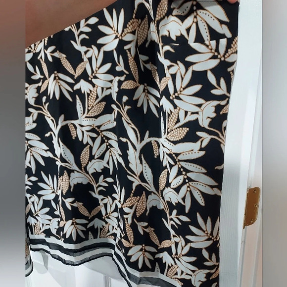 Lane Bryant Cream Tan Bordered Leaves Swing V-Neck Single-Layer Chiffon Tank 26 - Picture 9 of 12